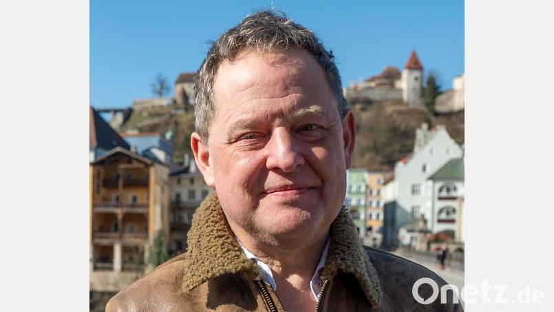 Burghausens Bürgermeister Schneider schildert die Folgen der PFOA-Belastung für die Stadt. (Archivfoto) Bild: Armin Weigel/dpa