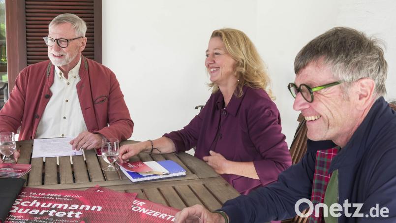 Die Saison der Weidener Meisterkonzerte kann starten: Künstlerischer Leiter Harald Roth (von links), Vorsitzende Andrea Trottmann-Zahner und zweiter Vorsitzender Christoph Thomas sind fasziniert von hochkarätiger Klassik, die sie dem Weidener Publikum bis hin zu jungen Leuten und Schülern nahebringen wollen. Bild: Gabi Schönberger