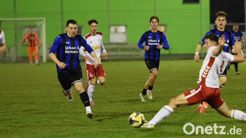 Der Weidener Patryk Bytomski (links, blaues Trikot) marschiert durch die Regensburger Abwehr: Mit 1:0 gewann die SpVgg SV Weiden den letzten Vergleich gegen die U21 des SSV Jahn. Ein Ergebnis, das es am Samstag zu wiederholen gilt. Archivbild: Gerhard Büttner