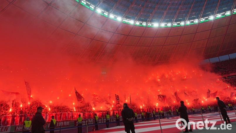 Der FC Bayern und der VfB Stuttgart müssen für das Fehlverhalten ihrer Fans nun etwas weniger zahlen. (Archivbild) Bild: Michael Kappeler/dpa