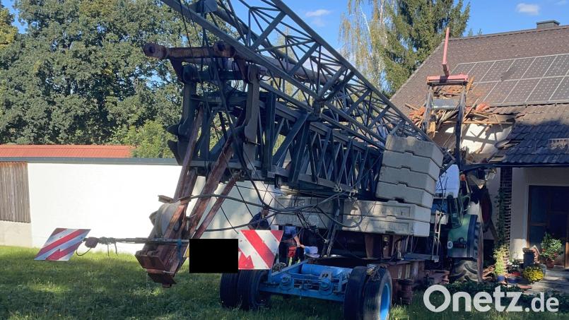Mit Wucht krachte ein Traktor samt Baukran am Freitag in ein Wohnhaus in Mitterauerbach im Gemeindegebiet von Neunburg. Bild: Polizei Neunburg