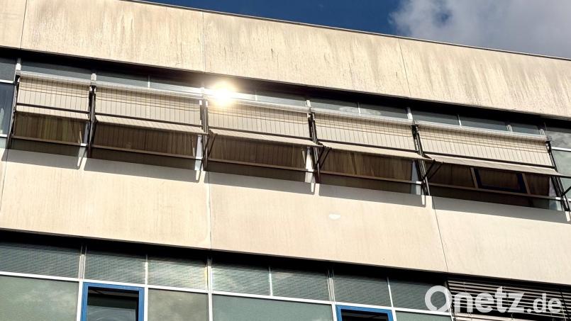 Sonnenschutz am Klinikum in Weiden: Gerade Heime und Krankenhäuser tun sich auch in der Oberpfalz im Sommer schwer damit, die Hitze draußen zu halten. Archivbild: Gabi Schönberger