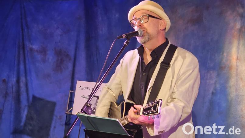 Hubert Treml singt im Parapluie "Apfelkuchen"-Lieder. Bild: Sabine Mende