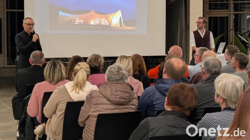 Bernd Sommer (links) und Andreas Weingut (rechts) während der Bürgerversammlung in der Aula der Grundschule. Auf der Leinwand ein Beispiel, wie eine multifunktionell nutzbare und transportable Turnhalle als Übergangslösung während der Bauzeit aussehen könnte. Bild: Paul Zrenner