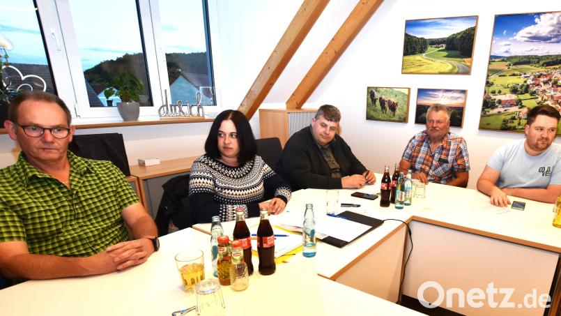 Beim Jugendforum der Gemeinde Illschwang im Rathaus verfolgten Vertreter von Politik und Vereinen die Aufzählung eines breiten Angebots für junge Menschen. Zweite von links: Die neue Jugendsprecherin Lisa Herbst. Bild: Norbert Weis
