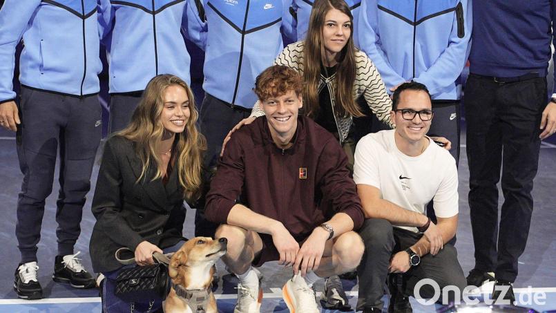 Tennisstar Jannik Sinner (Mitte) und seine Freundin Laila Hasanovic (links) zeigten sich schon im November gemeinsam nach Sinners Sieg gegen Carlos Alcaraz bei den ATP-World Tour Finals. (Archivbild) Bild: Marco Alpozzi/LaPresse via ZUMA Press/dpa