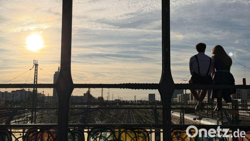 Auch auf der Münchner Hackerbrücke dürften am Wochenende viele wieder milde Temperaturen genießen. (Archivbild) Bild: Julian Degler/dpa