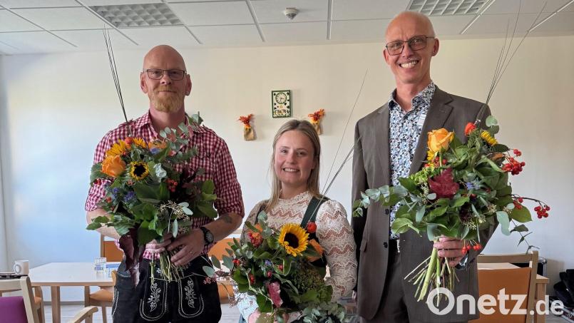 Günter Daubenmerkl (rechts) hat die Leitung des Theresianums von Theresa Popp (Mitte) übernommen. Neuer Pflegedienstleiter ist Markus Seitz. Bild: Deutscher Orden