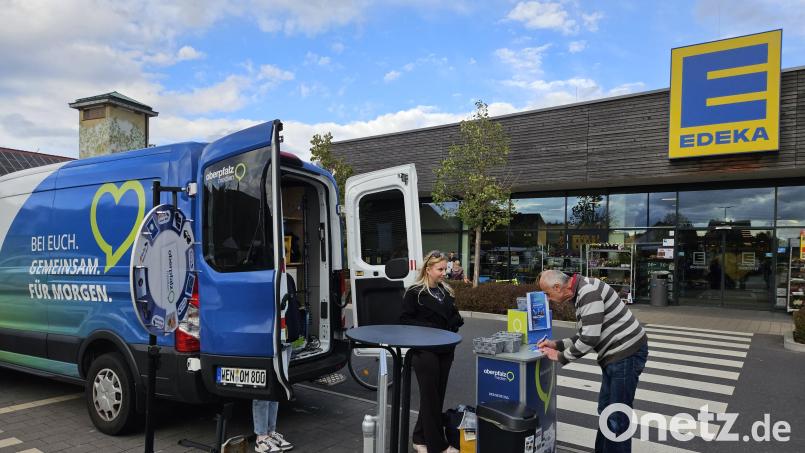 Redaktion on Tour vor dem Edeka in Hirschau: Am Stand kamen Gäste und Mitarbeiter von Oberpfalz-Medien ins Gespräch. Bild: Christopher Dotzler