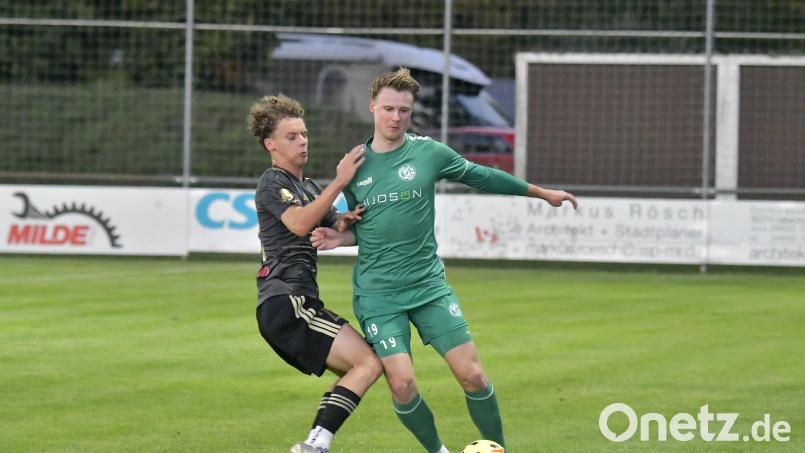 Kampf um den Ball zwischen Fabio Pirner (rechts) von der DJK Gebenbach und seinem Regensburger Gegenspieler. Die Bayernliga-Partie endete mit 1:1. Bild: Hubert Ziegler