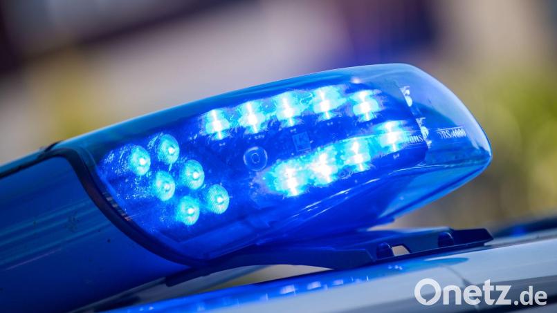 Bei einer Wohnungsdurchsuchung ist ein Mann aus einem Fenster gesprungen und schwer verletzt worden. (Symbolbild) Bild: Lino Mirgeler/dpa