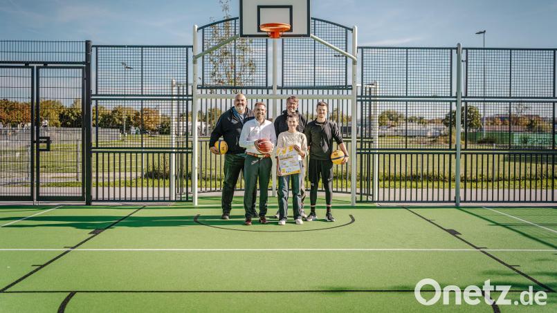 Das neue Multispielfeld im Sportpark am Schanzl bietet jetzt einmal pro Woche ein Gratis-Training für Jugendliche Basketballer an. Oberbürgermeister Michael Fritz (vorne links) durfte sich bei der Vorstellung am Basketball versuchen. Bild: Michael Golinski