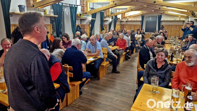Stefan Bauer bedankt sich nach seiner Wahl bei den Neunkirchnern für das große Vertrauen. Er ist künftig Ortssprecher im Weidener Stadtrat. Bild: Reinhard Kreuzer
