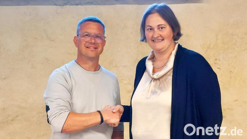 Königsteins Bürgermeister Jörk Kaduk gratuliert der frisch vereidigten Markträtin Sandra Pirner. Bild: mfh