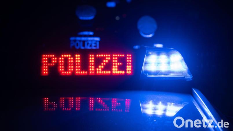Die Bundesstraße war nach dem Unfall mehrere Stunden lang gesperrt. (Symbolbild) Bild: Marijan Murat/dpa