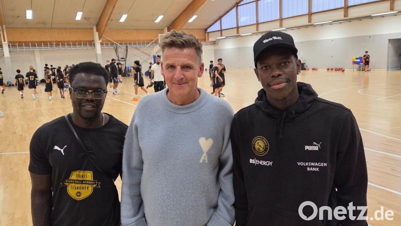 Dennis Schröder (r) freut sich immer noch auf die NBA und will mit Partnern wie dem früheren Handball-Nationalspieler Mannhard Bech (m) Kinder für den Sport begeistern. Bild: Christian Brahmann/dpa