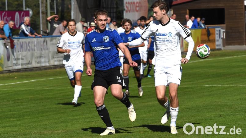 Laufduell zwischen dem Etzenrichter Noah Hammer (blaues Trikot) und Manuel Zäch (SV Schwarzhofen). Bild: Gerhard Büttner