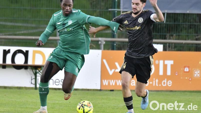 Jeanpaul Uzuamaka Ajala-Alexis (links) von der DJK Gebenbach, hier im Zweikampf mit dem Regensburger Kapitän Andrea Nocerino, sorgte für den 1:1- Ausgleich. Bild: Hubert Ziegler