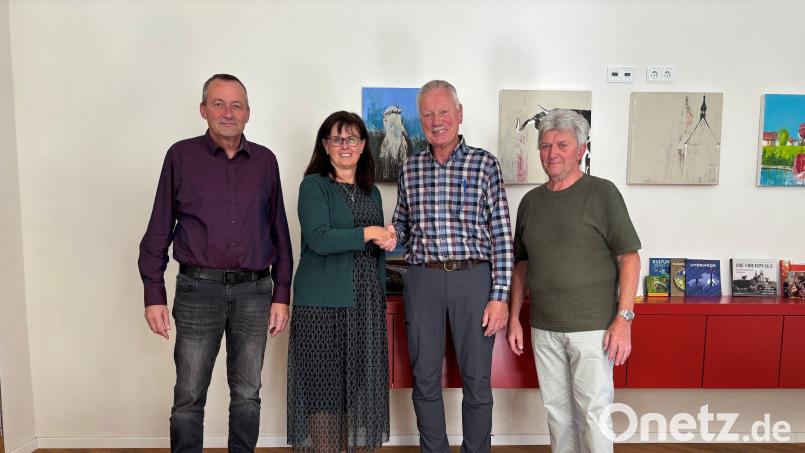 Hauptamtsleiter Uwe Lindner (links), Bürgermeisterin Birgit Barth und Obmann
Hans Rupprecht freuen sich über den neuen Feldgeschworenen Peter Koch (Zweiter von rechts). Bild: Stadt Auerbach
