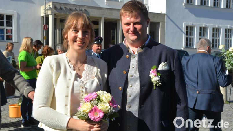 Strahlend zeigte sich nach der kirchlichen Trauung das Brautpaar Eva Amschl und Michael Lang auf dem Waldsassener Basilikaplatz. Nach dem Standesamt ging es am Samstag gleich in die Klosterkirche. Bild: Josef Rosner
