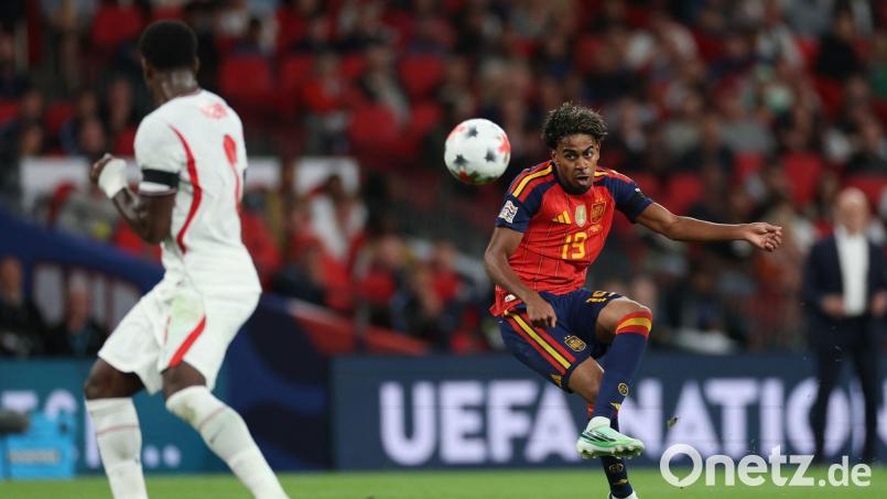 Lamine Yamal (rechts) brachte Spanien gegen England früh in Führung. Bild: Ian Walton/AP/dpa