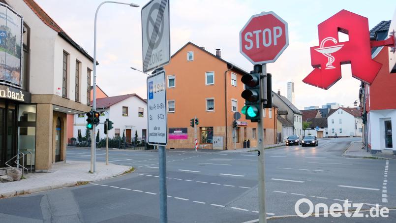 Der barrierefreie Umbau der Ampelanlage an der Deyerling-Kreuzung führt ab 30. September bis voraussichtlich 14. November 2026 zu einer Vollsperrung des Kreuzungsbereiches für alle Verkehrsteilnehmer. Bild: Robert Dotzauer