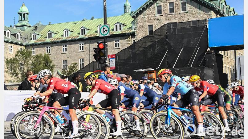 Das Peloton des Frauenrennens bei der Rad-WM. Bild: Graham Hughes/The Canadian Press/AP/dpa