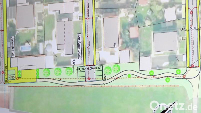 Bei der Gestaltung der Straße entlang des B-Platzes hat sich der Bauausschuss für die Variante drei entschieden. Pflaster entlang der Umkleiden, acht Stellplätze, ein Gehweg Richtung Osten und Gras sollen das Areal verschönern. Grafik: Plan Ingenieurbüro für Tiefbautechnik, Christoph Reger