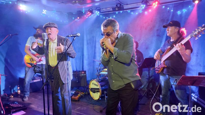 "Fullhouse Blues Gang" legt sich auf der "Live-Stage" so richtig in Zeug. Bild: Helmut Kunz