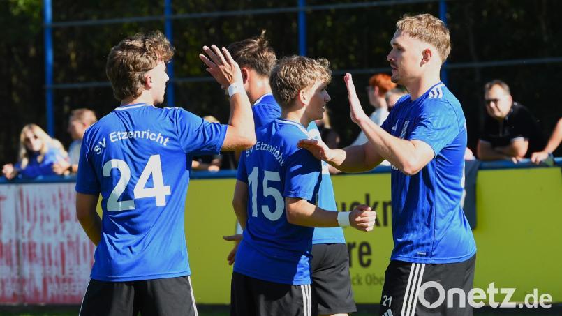 Mirko Griesbeck (rechts) traf zwei Mal beim 5:1 des SV Etzenricht gegen den SV Schwarzhofen. Bild: Gerhard Büttner