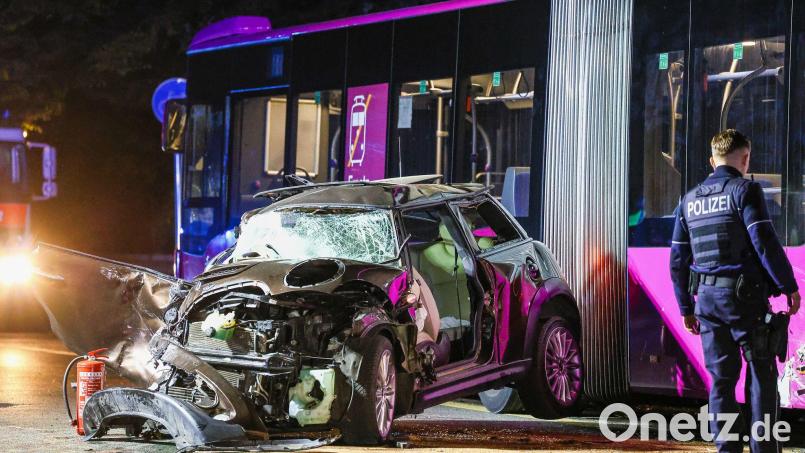 Vier Menschen waren bei dem Unfall in der Nacht schwer verletzt worden. Bild: Alex Talash/dpa