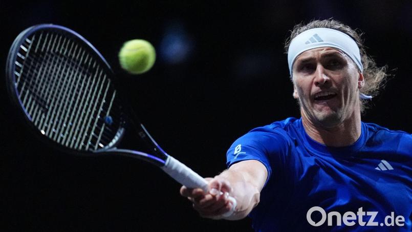 Alexander Zverev schlägt aktuell beim Laver Cup auf. Bild: Maja Smiejkowska/AP/dpa
