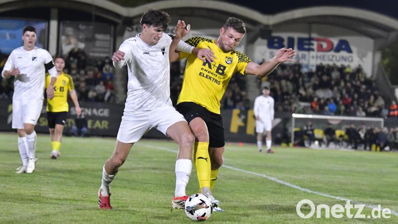 Marco Seifert (rechts) und der FC Amberg stürzten am Freitagabend den Landesliga-Tabellenführer aus Burglengenfeld. Die Partie am Schanzl endete mir 3:0 für das Team von Erkan Kara – der im Anschluss mächtig stolz auf seine Mannen war. Bild: Hubert Ziegler