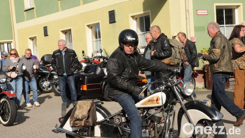 Rudolf Härtl rollt an mit seiner Indian Chief - ein prachtvolles, fast 80 Jahre altes Motorrad. Bild: Joachim Gebhardt