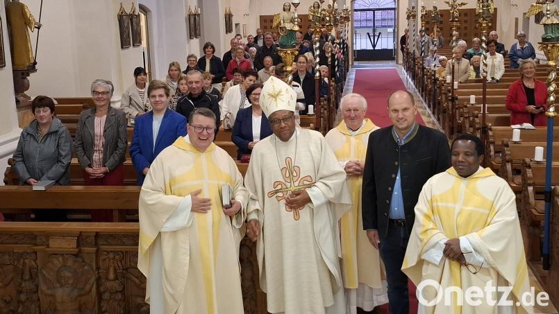 Bischof Beatus freute sich über den herzlichen Empfang in der gut besuchten Eslarner Pfarrkirche. Bild: Karl Ziegler