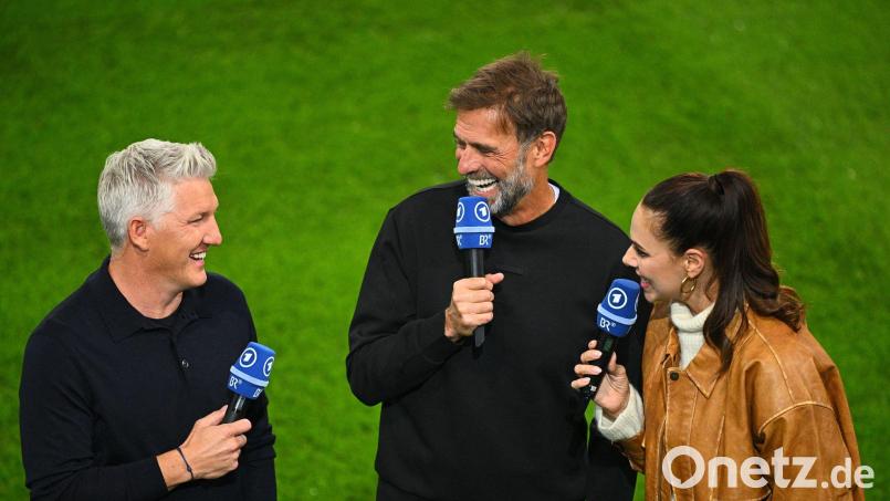 TV-Experte Bastian Schweinsteiger zusammen mit Bundestrainer Jürgen Klopp und ARD-Moderatorin Esther Sedlaczek vor dem Länderspiel gegen Griechenland. Bild: Tom Weller/dpa