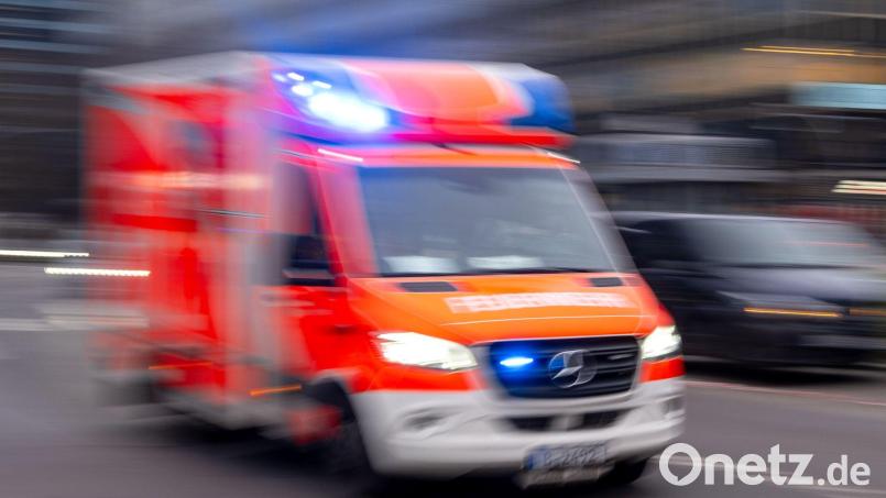 Der 83-Jährige kam mit schweren Kopfverletzungen ins Krankenhaus, wo er nun gestorben ist. (Symbolbild) Bild: Monika Skolimowska/dpa