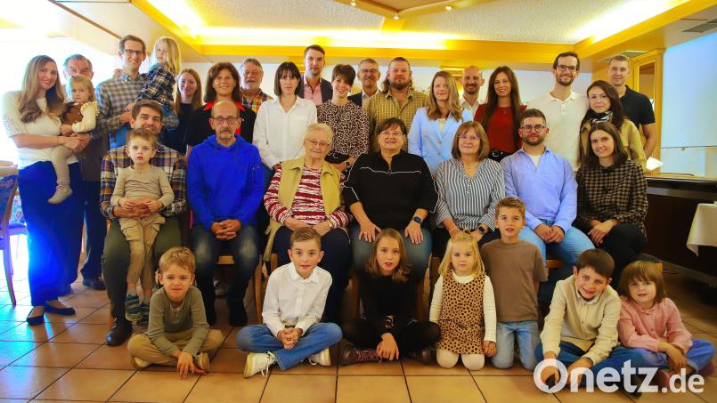 Alle Generationen der großen Familie trafen sich, um den 90. Geburtstag von Margit Bruckner (Bildmitte) zu feiern. Rechts neben der vitalen Jubilarin Sohn Hans, rechts neben ihr die Töchter Lisa und Doris. Zum Nachwuchs zählen inzwischen 18 Enkel und Urenkel. Bild: Rudolf Walberer