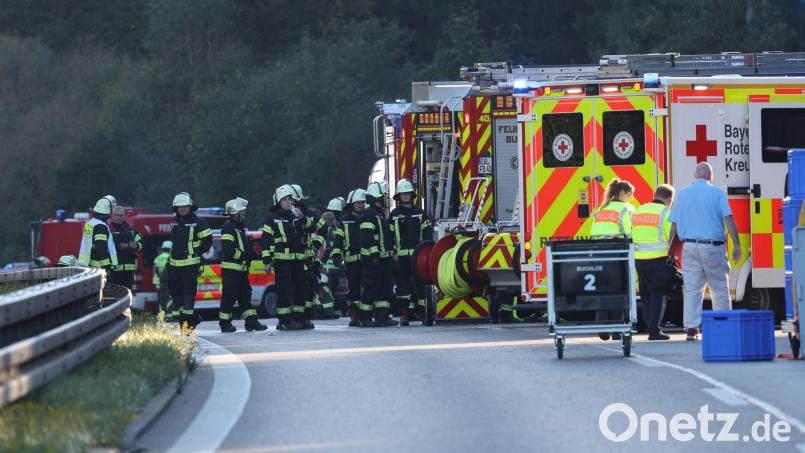 Rettungsdienste und Feuerwehr stehen in der Nähe der Unfallstelle bei Buchloe-Ost, wo ein Reisebus auf der A96 umgekippt ist. Zwei Menschen seien dabei ums Leben gekommen, mehrere Menschen verletzt worden, sagte ein Polizeisprecher der Deutschen Presse-Agentur. Symbolbild: Karl-Josef Hildenbrand/dpa