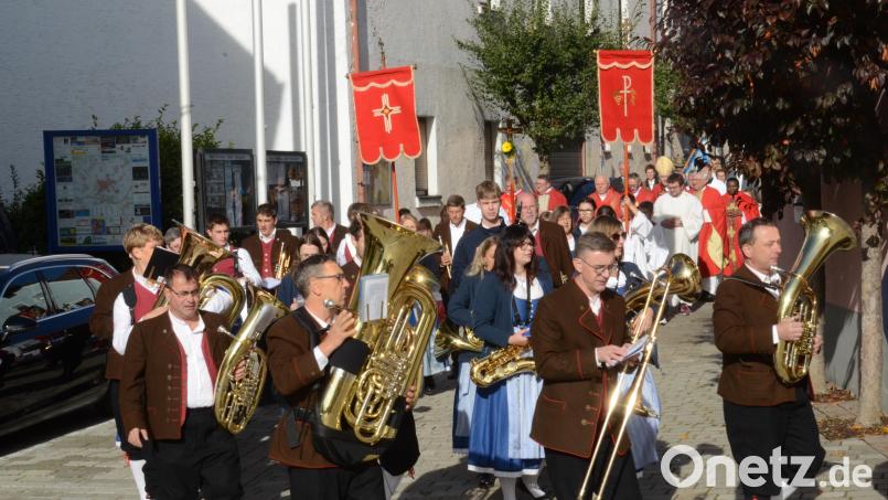 Unter dem Glockengeläut, der festlichen Musik des Großen Vereinsorchesters unter Leitung von Hermann Mack zogen die Priester mit Bischof Dr. Rudolf Voderholzer und dem Altardienst in das festlich geschmückte Gotteshaus ein. Bild: Elisabeth Dobmayer