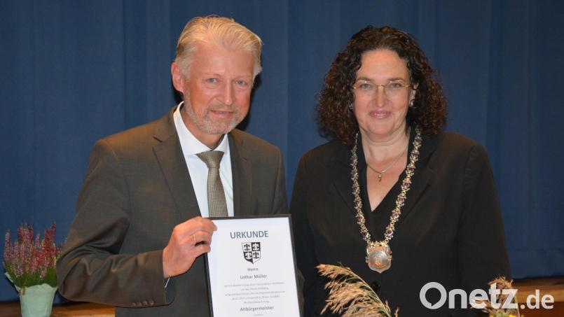 Bürgermeisterin Tina Zeitler überreicht ihrem Vorgänger Lothar Müller die Urkunde zur Ernennung als Altbürgermeister. Bild: Josef Rosner