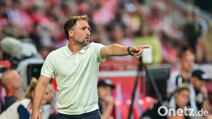Probleme im Pokal: Trainer José Barcala und die Bayern-Frauen. (Archivbild) Bild: Sebastian Christoph Gollnow/dpa