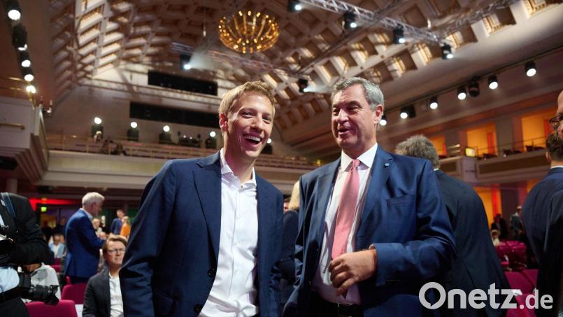 Dürfen weiter auf Olympische Spiele hoffen: Münchens Oberbürgermeister Dominik Krause (Grüne, l) und Bayerns Ministerpräsident Markus Söder (CSU, r). Bild: Marijan Murat/dpa