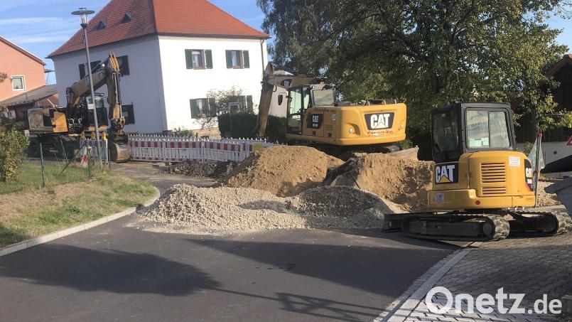 Seit Tagen ist die Rathausstraße in Fuchsmühl eine Baustelle. Die Wasserleitung wird erneuert. Bild: Werner Robl