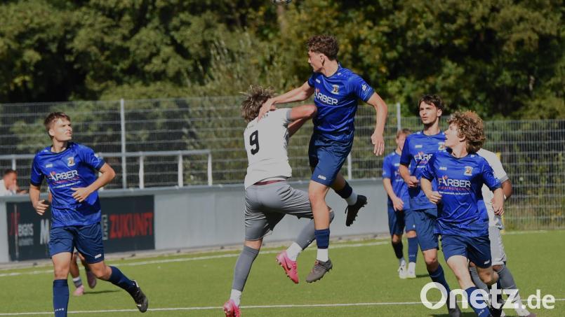 Eine klare Sache war das Landesliga-Derby für die A-Junioren der SpVgg SV Weiden (helle Trikots). Der SV Raigering ging mit 0:9 als Verlierer vom Platz. Bild: Gerhard Büttner
