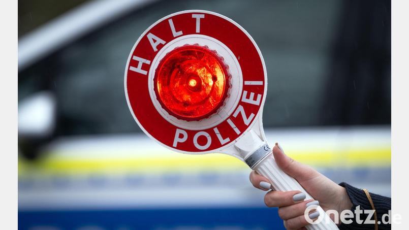 Die Beamten stellen bei der Kontrolle fest, dass die Kennzeichen nur aus Papier sind. (Symbolbild) Bild: Soeren Stache/dpa