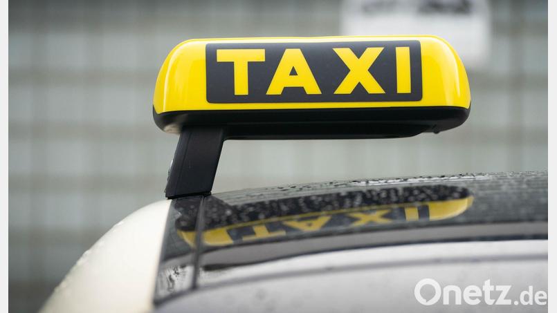 Zwischen zwei Taxifahrern und einem Fahrgast brach ein Streit aus. (Symbolbild) Bild: Frank Rumpenhorst/dpa