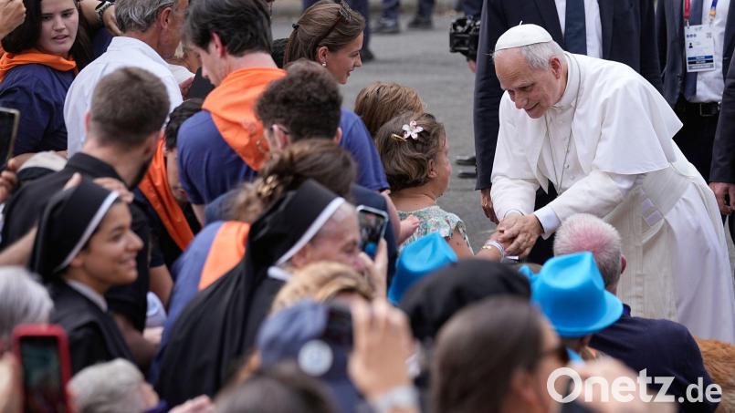 Papst Leo XIV. traf sich auch mit Missbrauchsopfern. Bild: Laurent Cipriani/AP/dpa
