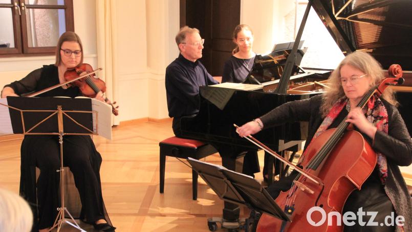Ein umjubeltes Konzert gaben Stefanie Heinrich, Detlev Eisinger und die preisgekrönte Cellistin Dr. Tess Remy-Schumacher (von links) im Harmioniesaal. Remy-Schumacher gab in diesem Konzert bekannt, dass sie nach Waldsassen ziehen wird. Bild: Konrad Rosner
