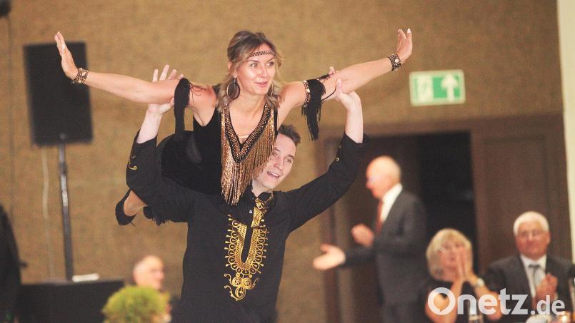 Das Tanzpaar Carina und Timo Johl begeisterte beim Herbstball des TSV Schwandorf mit lateinamerikanischen Tänzen und einem spanischen "Paso Doble". Bild: Rudolf Hirsch